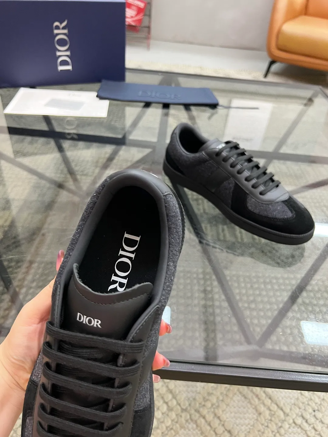 Factory price: 420💰🔍Top purchasing agent🇮🇹 Dior's super popular sneakers are available at the new counter simultaneously. The uppers are made from Italian original imported cowhide with cloth fabrics. The logo graphics are perfectly reproduced with complex craftsmanship that is necessary for fashionistas. Imported soft water-dyed cow lining and cowhide feet Sole: The original sole is specially provided by the original factory, the exclusive movable molded sole is super comfortable, the original factory follows the order, 🔍🔍high quality, you can enter and exit the counter at will, welcome to compare, the code number is 39-44 (order 38 45)
